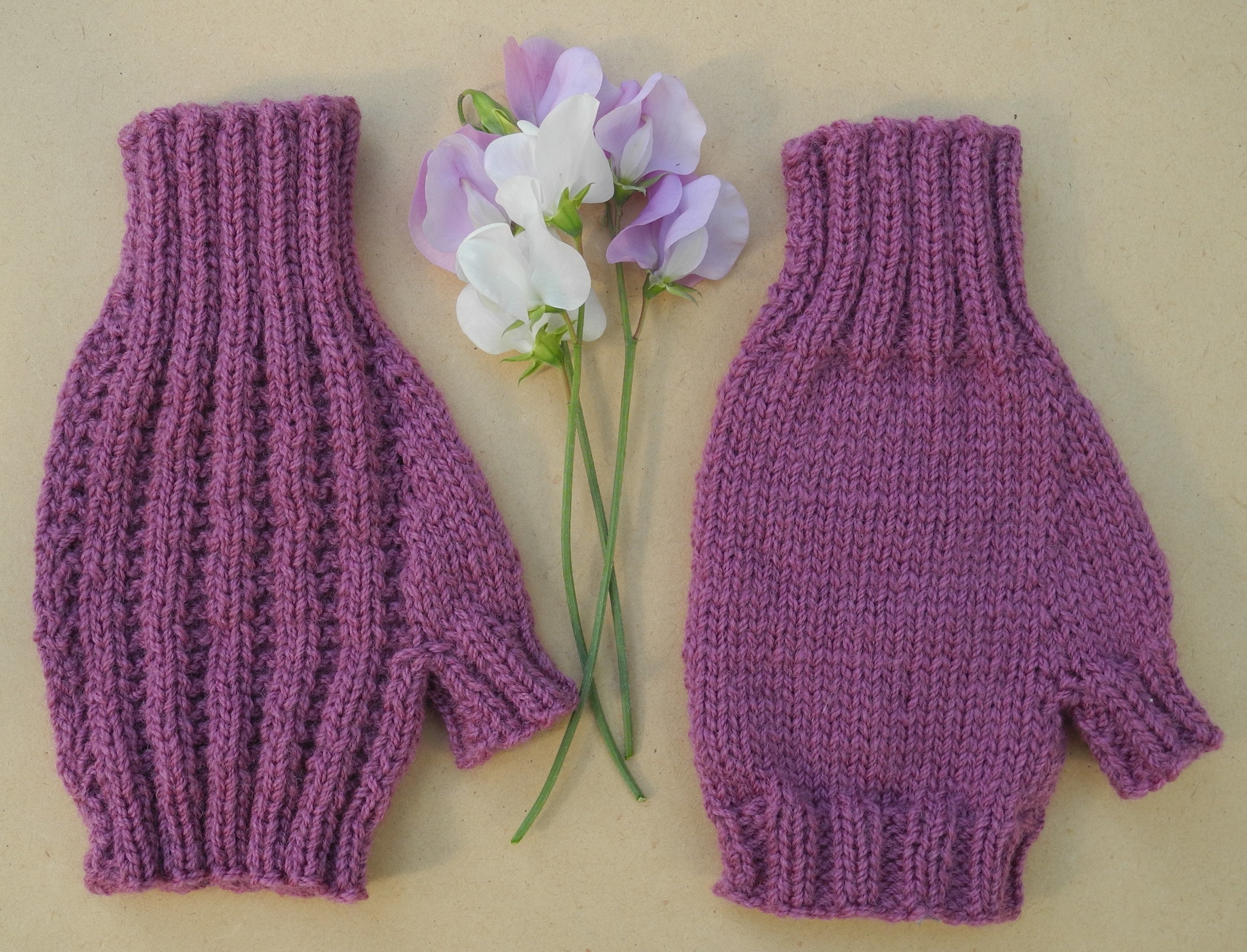 Mittens in 8 ply PDF