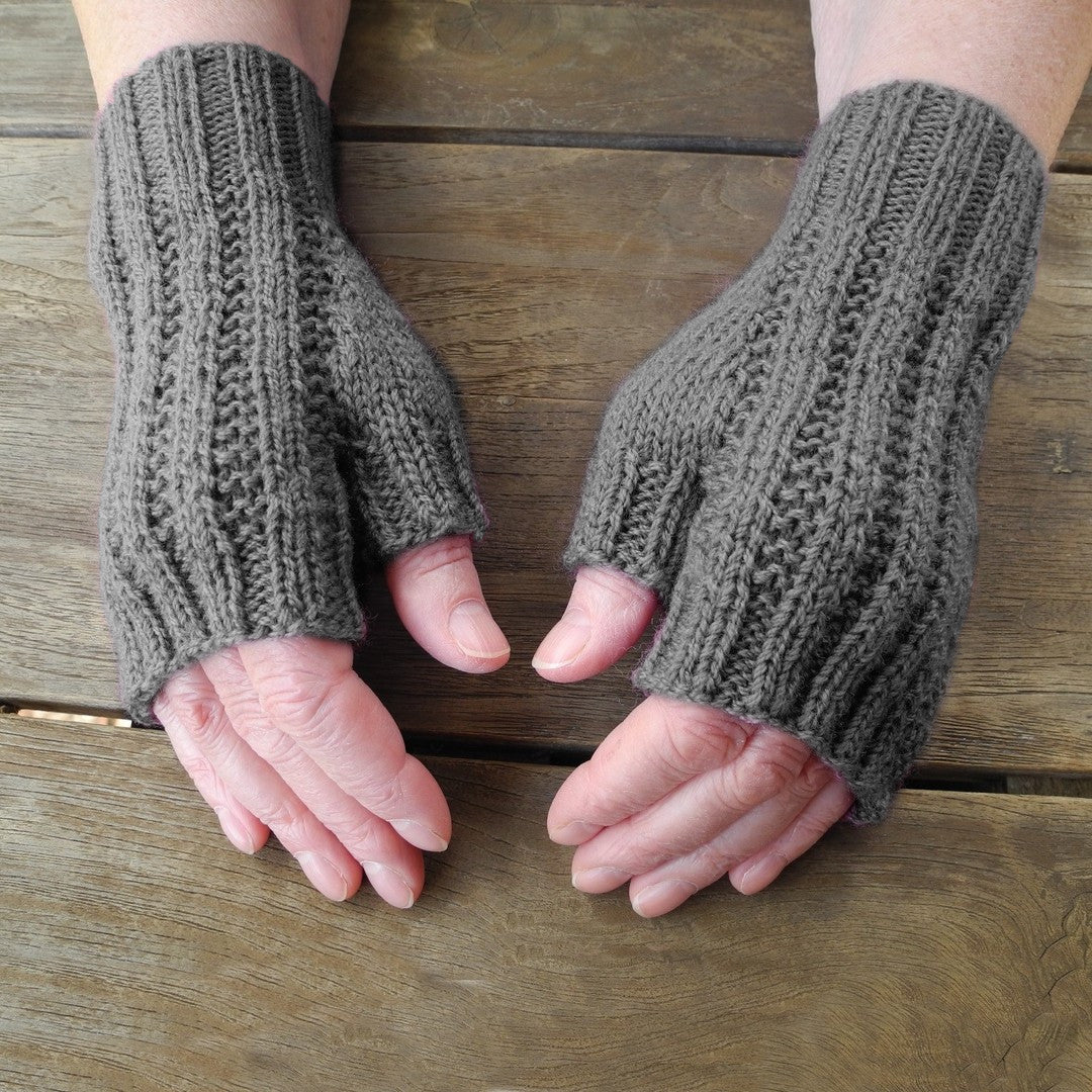 Mittens in 8 ply PDF